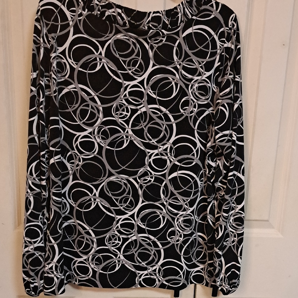 Elegant Black and White Circle Pattern Blouse - Picture 3 of 4